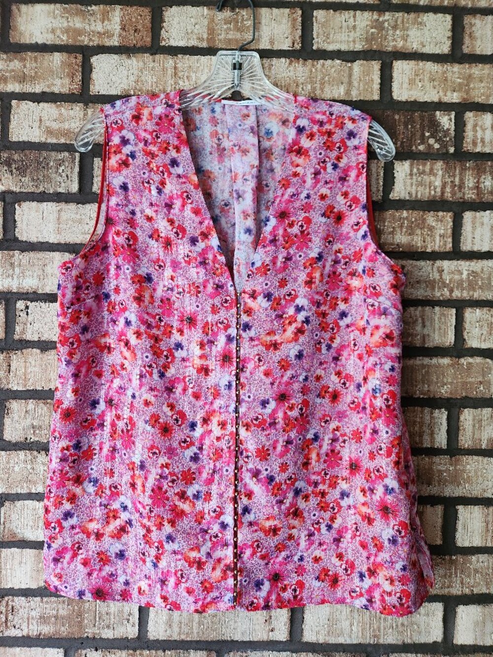 T Tahari Sleeveless Pink Floral Shirt Metalic Thread Detail Gold Buttons Size XL